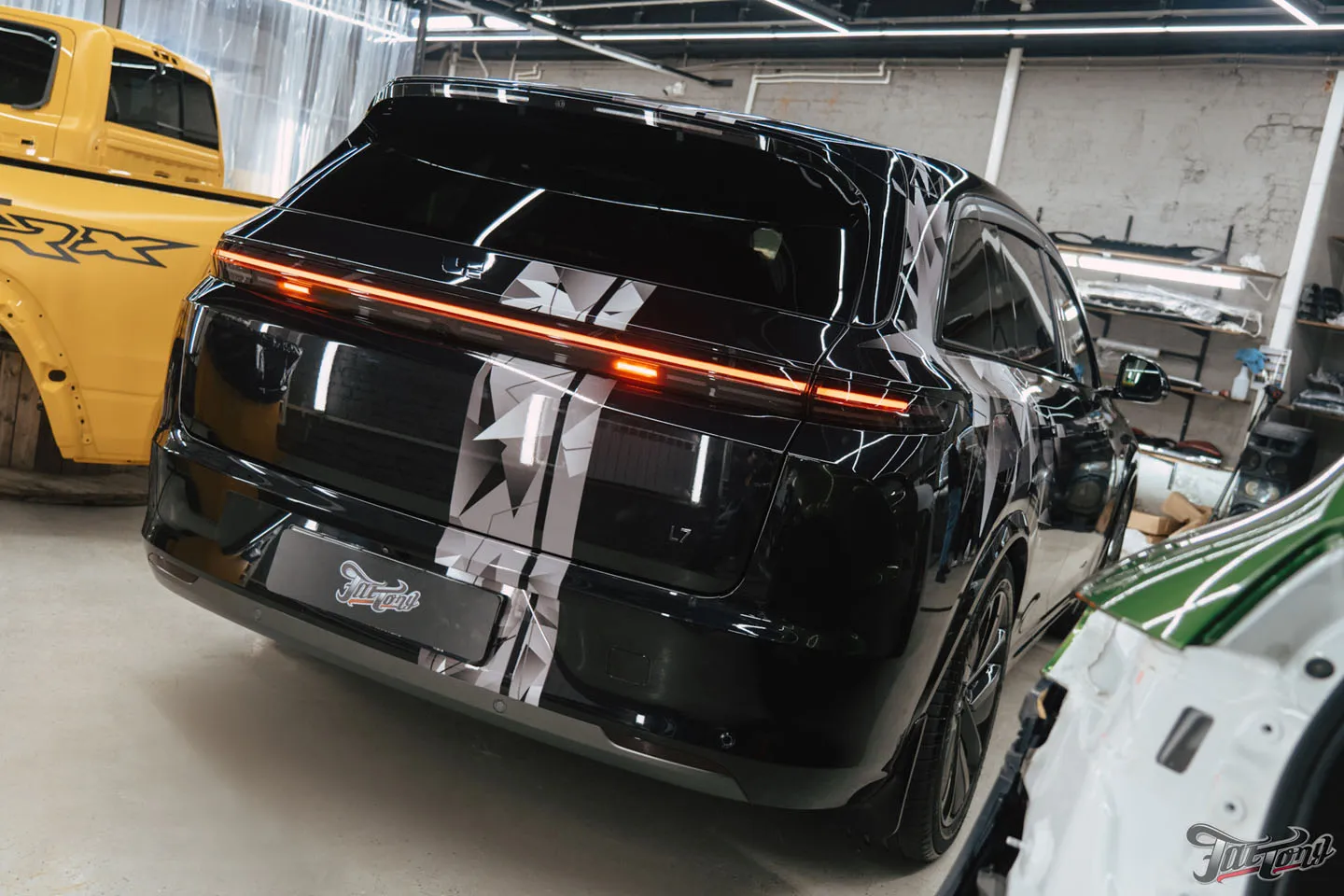 Добавили винилографию и полностью оклеили Li Auto L7 (LiXiang L7) полиуретаном, затонировали шильдики, защитили глянец в салоне, почистили и обработали керамикой кожу